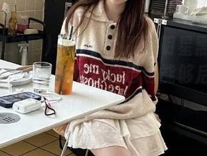 一不小心戳到明星黑料网的安卓App，突然觉得自己也能够后台做个老司机，嘿嘿。